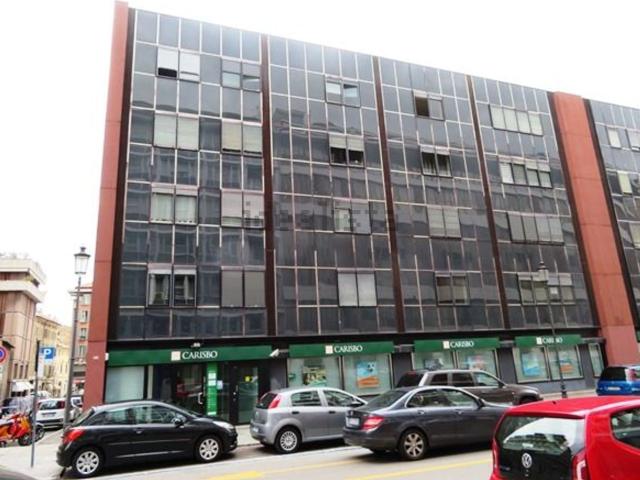 Ufficio in affitto di 180 m² in Via Giuseppe Verdi, 6