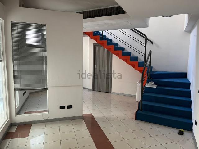 Ufficio in affitto di 180 m² in Via Sant&apos Alberto