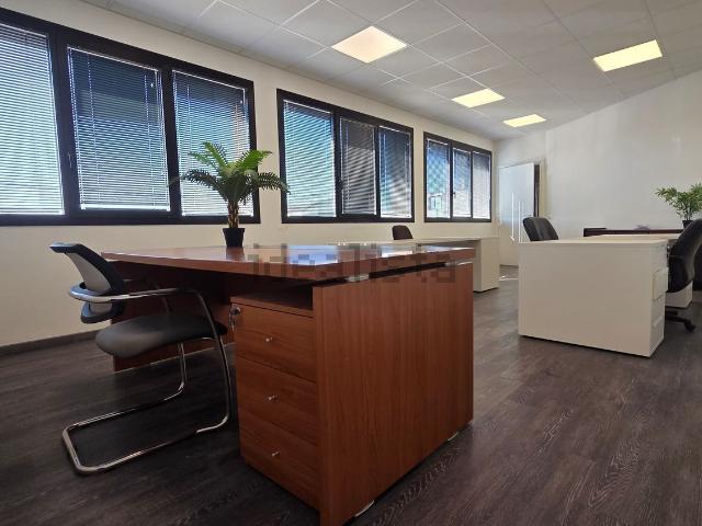 Ufficio in affitto di 195 m² in Via Filippo Turati