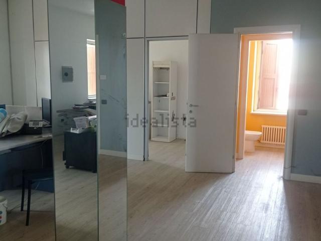 Ufficio in affitto di 195 m² in Via Strà