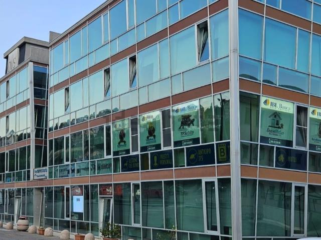 Ufficio in affitto di 195 m² in Viale del Basento, 114