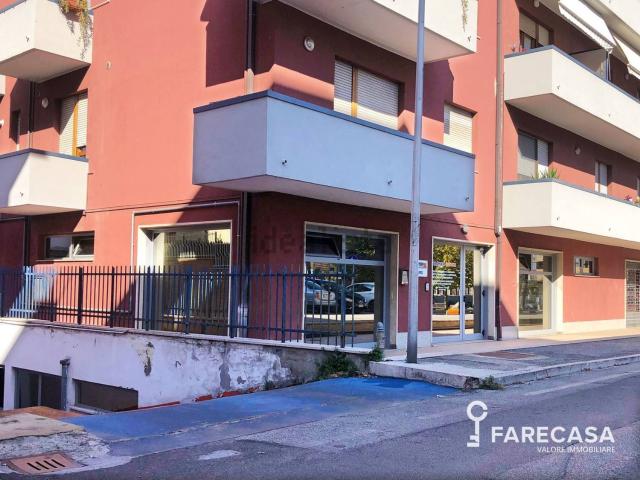 Ufficio in affitto di 198 m² in Via Luigi Tripoti, 47