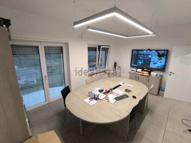 Ufficio in affitto di 208 m² in Via Giovanni XXIII, 109