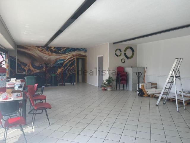 Ufficio in affitto di 200 m²