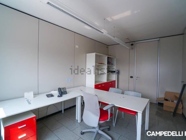 Ufficio in affitto di 200 m²