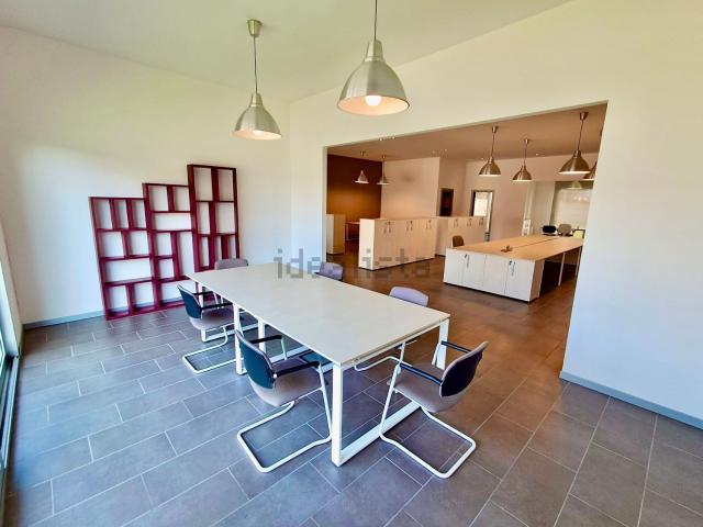 Ufficio in affitto di 200 m²