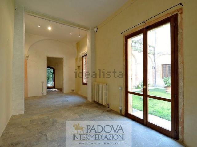 Ufficio in affitto di 200 m²