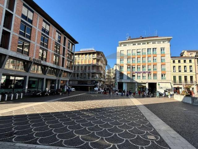 Ufficio in affitto di 200 m² in Piazza Borsa, 1