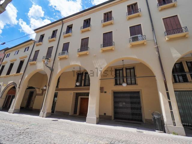 Ufficio in affitto di 200 m² in Via Dante Alighieri