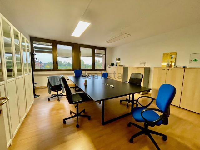 Ufficio in affitto di 200 m² in Via dell&apos Arcoveggio