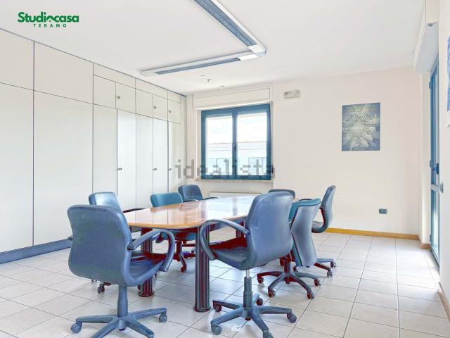 Ufficio in affitto di 200 m² in Via Galileo Galilei