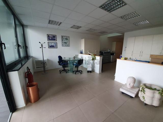 Ufficio in affitto di 200 m² in Via Sandro Pertini, 100