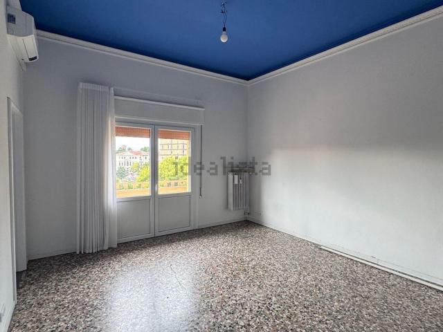 Ufficio in affitto di 200 m² in Via Trieste