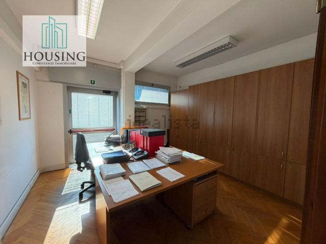 Ufficio in affitto di 200 m² in Viale dell&apos Industria