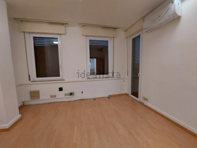 Ufficio in affitto di 200 m² in Viale Milano, 21