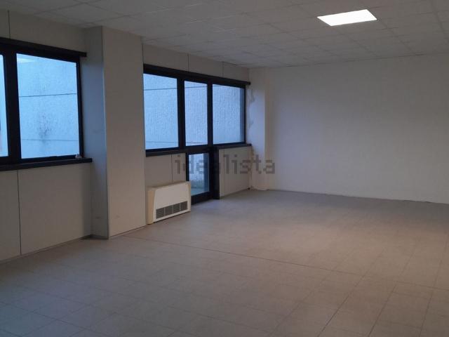 Ufficio in affitto di 214 m² in Via Bruno Tosarelli, 155