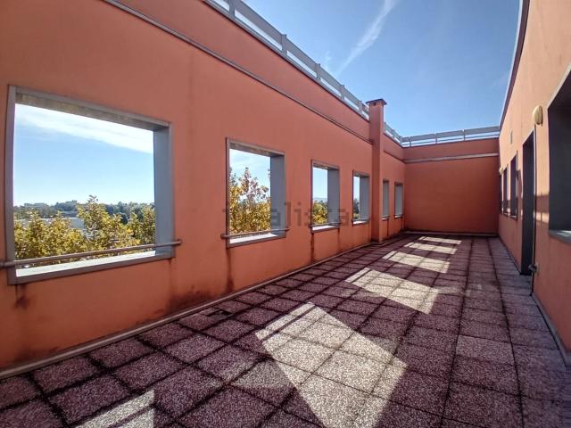Ufficio in affitto di 215 m² in Via dell&apos Industria