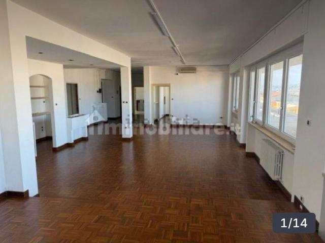 Ufficio in affitto di 215 m² in Via Venezia