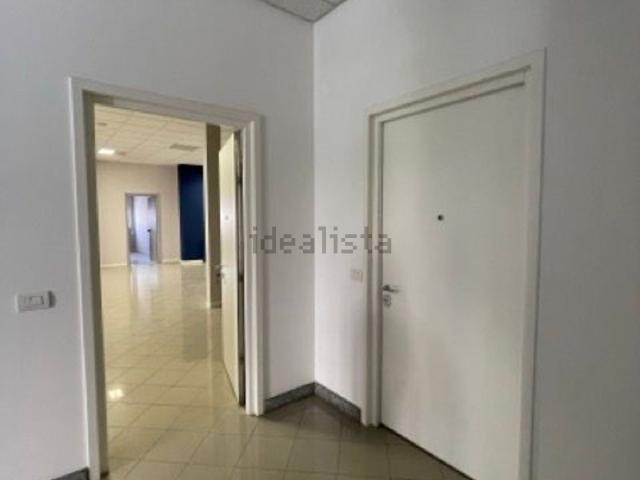 Ufficio in affitto di 210 m² in Via Cristoforo Colombo
