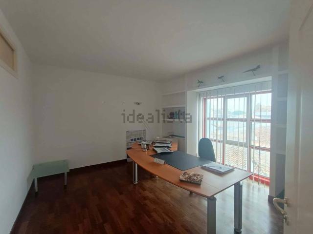Ufficio in affitto di 225 m²