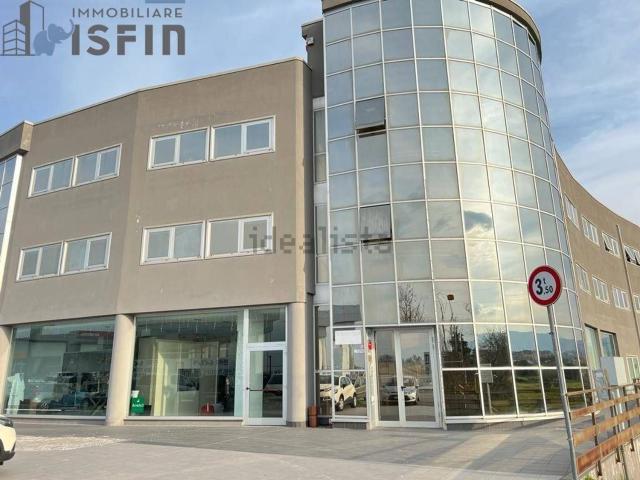 Ufficio in affitto di 225 m² in Via Umberto Nobile, 80
