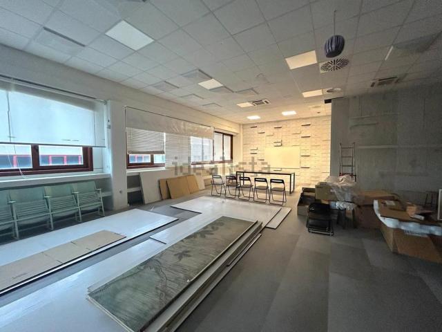 Ufficio in affitto di 228 m² in Via Santerno, 9