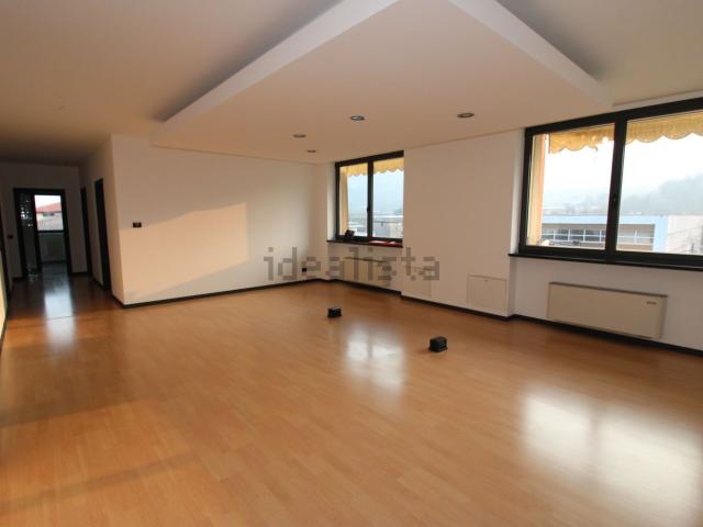 Ufficio in affitto di 220 m² in Via Monte Cimone