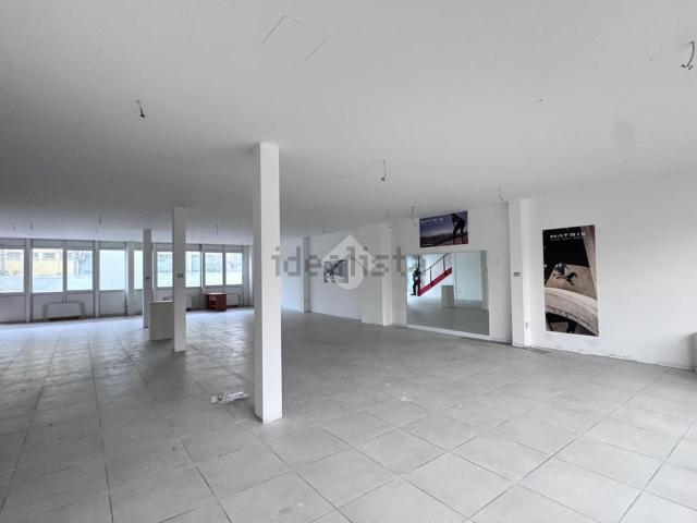 Ufficio in affitto di 220 m² in Via Pomposa