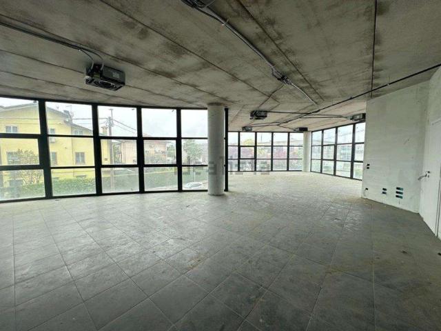 Ufficio in affitto di 220 m² in Viale della Pace, 150
