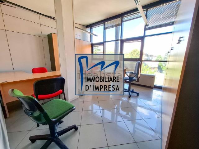 Ufficio in affitto di 235 m² in Via Ponticelle