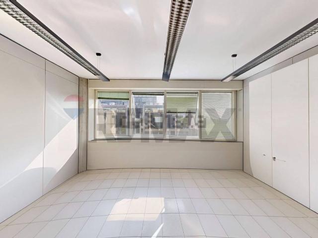 Ufficio in affitto di 236 m² in Via Giacinto Andrea Longhin, 83