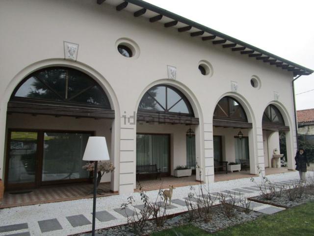 Ufficio in affitto di 230 m²