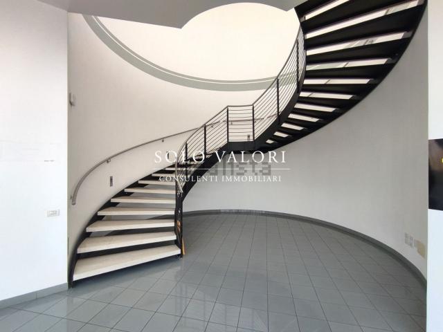 Ufficio in affitto di 230 m²