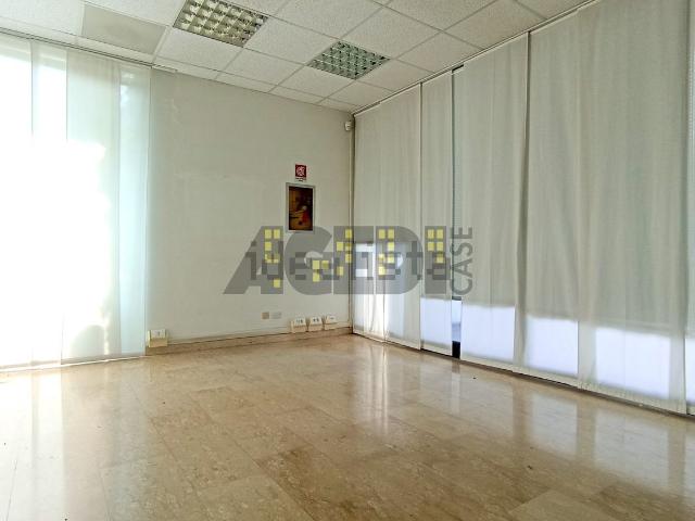 Ufficio in affitto di 230 m²