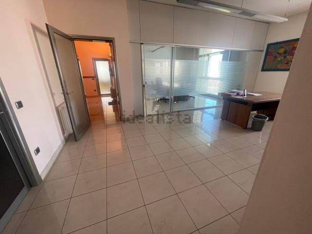 Ufficio in affitto di 230 m² in Via Mirandola, 37