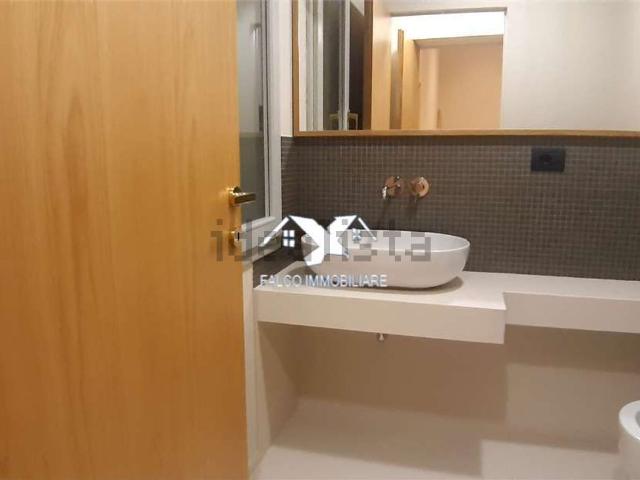 Ufficio in affitto di 240 m²