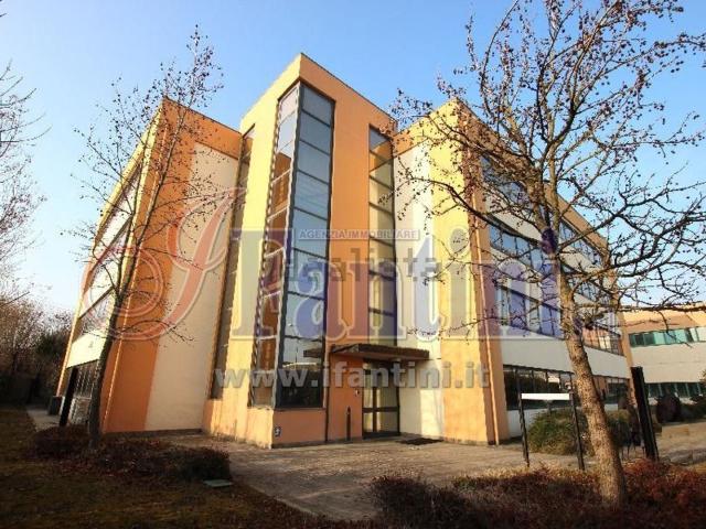 Ufficio in affitto di 241 m² in Via Collodi Carlo, 1