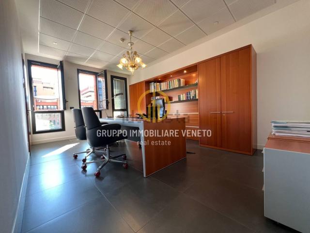 Ufficio in affitto di 24 m² in Piazza delle Istituzioni