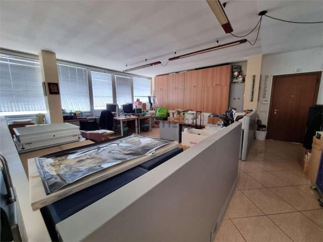 Ufficio in affitto di 250 m²