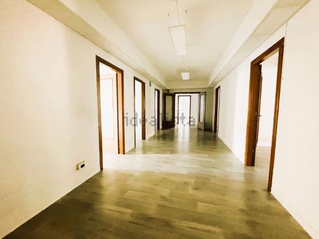 Ufficio in affitto di 250 m² in Corso del Popolo