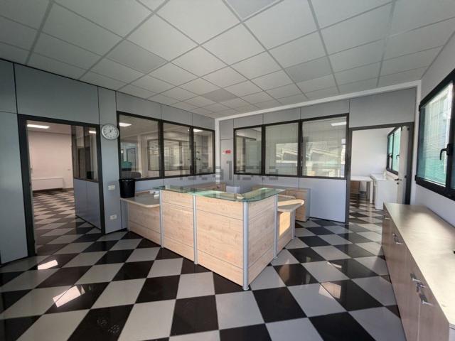 Ufficio in affitto di 250 m² in Via Elettricità