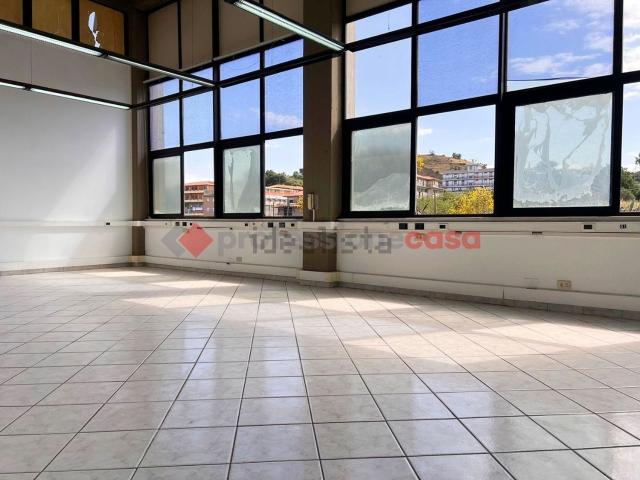 Ufficio in affitto di 267 m² in Via Rosolino Pilo, 4