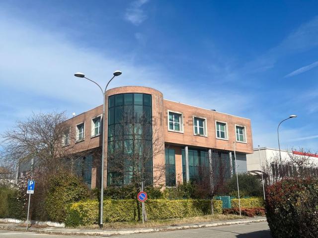 Ufficio in affitto di 260 m²