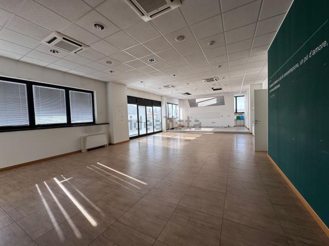 Ufficio in affitto di 260 m² in Via Novara