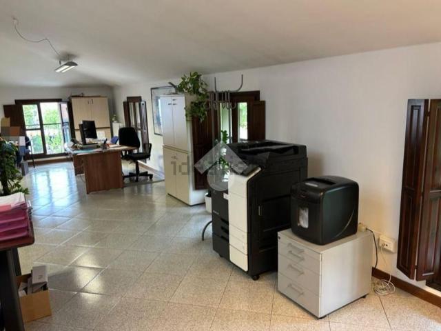 Ufficio in affitto di 272 m² in Via Emilia All&apos Ospizio, 1
