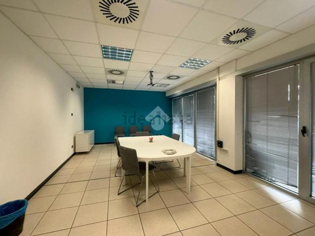 Ufficio in affitto di 280 m² in Via Marco Biagi, 1