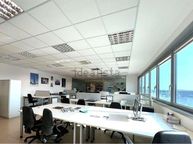 Ufficio in affitto di 294 m²