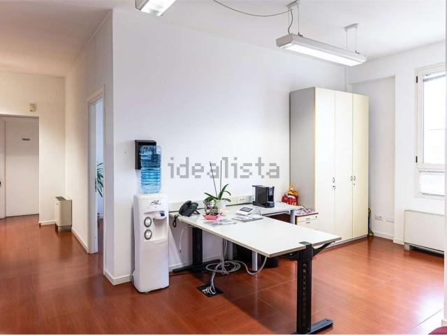 Ufficio in affitto di 299 m²