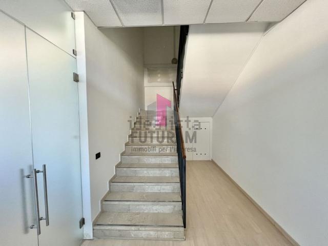 Ufficio in affitto di 290 m² in Via Angelo Balestra