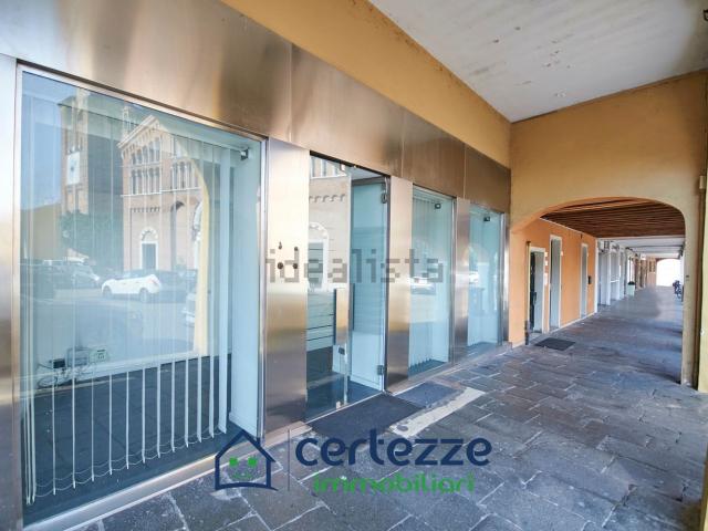 Ufficio in affitto di 29 m² in Piazza Incoronata, 19